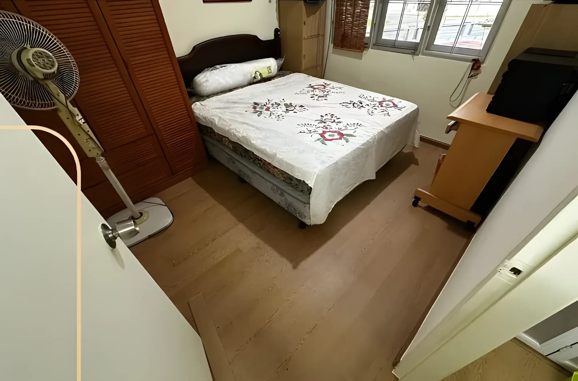 Second bedroom with the new SPC flooring.