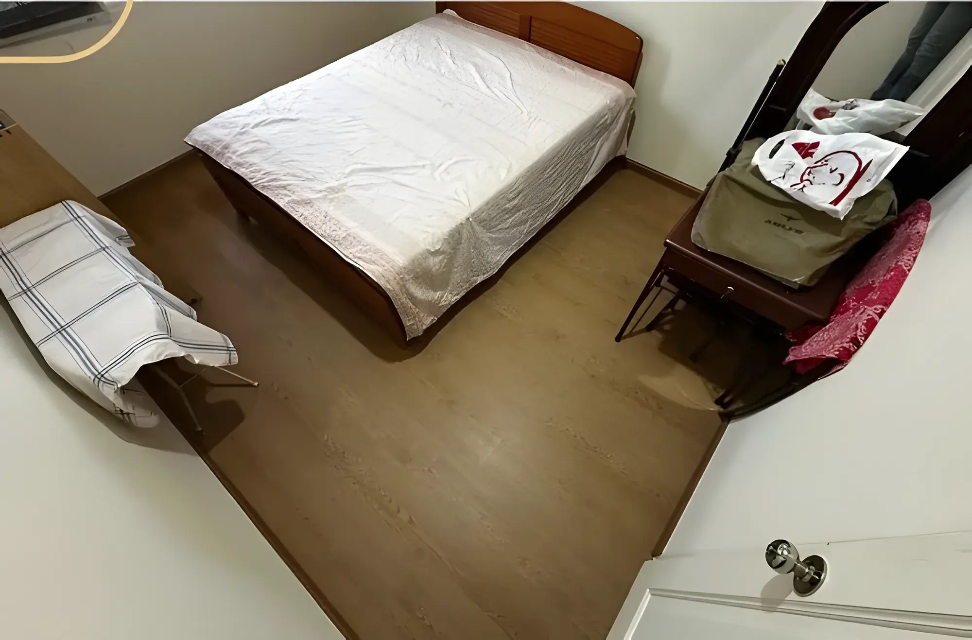 Third bedroom with the new SPC flooring.